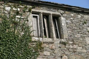 Tudor windows in farm building at Mendarva - probably to original farmhouse 